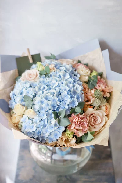 Lindo buquê de primavera. arranjo de flores com hortênsia. Cor azul claro. O conceito de uma loja de flores, um pequeno negócio familiar — Fotografia de Stock