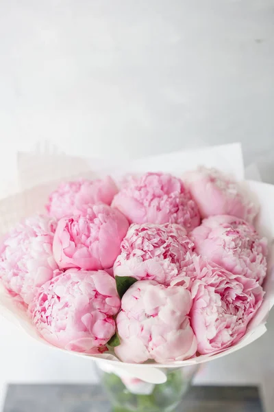 Bunga yang indah di vas kaca. Buket peonies merah muda yang indah. Komposisi bunga. Wallpaper — Stok Foto