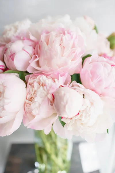 Floristikkonzept. Strauß schöner Blumen auf grauem Tisch. Frühlingsfarben. die Arbeit der Floristin in einem Blumenladen. — Stockfoto