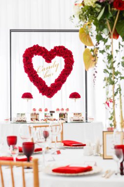 Çok tatlılar, beze, kek, meyve ve tatlı kek çikolata. Tatlı tablo Doğum günü ya da düğün için.