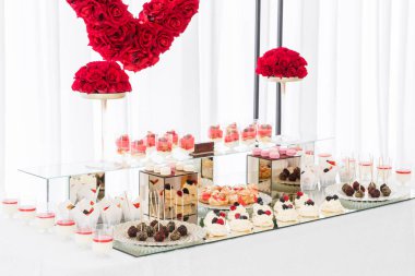 Çok tatlılar, beze, kek, meyve ve tatlı kek çikolata. Tatlı tablo Doğum günü ya da düğün için.