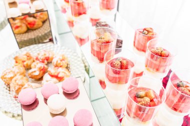 Çok tatlılar, beze, kek, meyve ve tatlı kek çikolata. Tatlı tablo Doğum günü ya da düğün için.