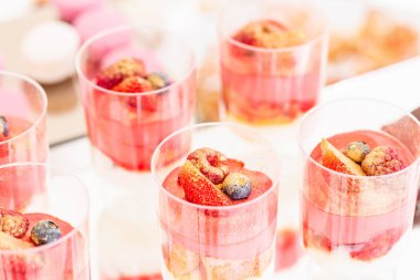 Çok tatlılar, beze, kek, meyve ve tatlı kek çikolata. Tatlı tablo Doğum günü ya da düğün için.