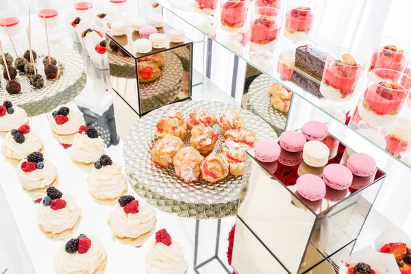 Çok tatlılar, beze, kek, meyve ve tatlı kek çikolata. Tatlı tablo Doğum günü ya da düğün için.