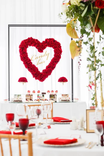 Çok tatlılar, beze, kek, meyve ve tatlı kek çikolata. Tatlı tablo Doğum günü ya da düğün için.