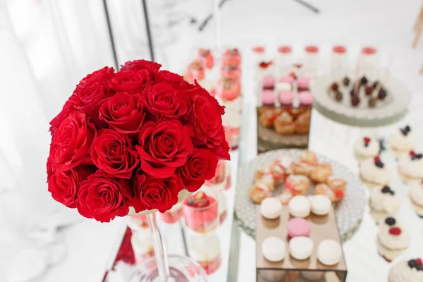 Candy bar com um monte de sobremesas, merengue, cupcake, frutas e bolos doces. Mesa doce para aniversário ou casamento . — Fotografia de Stock