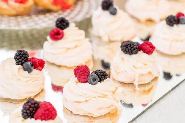 Candy bar com um monte de sobremesas, merengue, cupcake, frutas e bolos doces. Mesa doce para aniversário ou casamento . — Fotografia de Stock