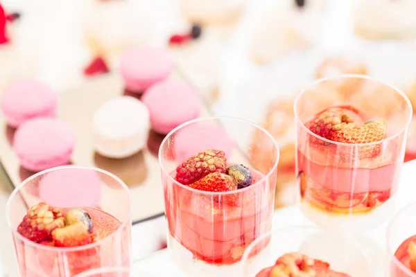 Candy bar met een heleboel desserts, meringue, cupcake, fruit en zoete taarten. Zoete tabel voor verjaardag of bruiloft. — Stockfoto