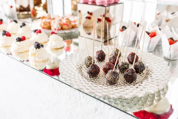 Candy bar met een heleboel desserts, meringue, cupcake, fruit en zoete taarten. Zoete tabel voor verjaardag of bruiloft. — Stockfoto