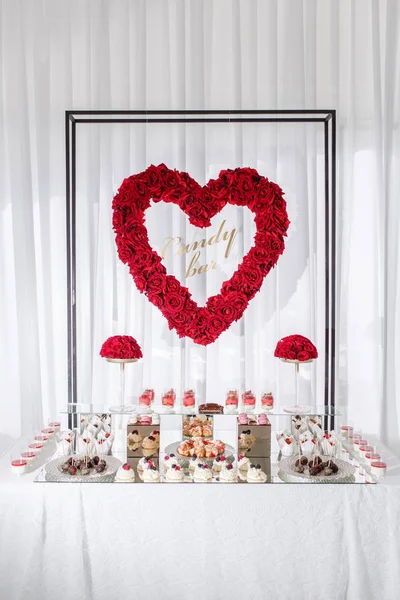 Candy bar con un sacco di dolci, meringhe, cupcake, frutta e dolci. Tavolo dolce per compleanno o matrimonio . — Foto Stock