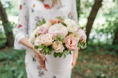 Güzel yaz buket. Mix çiçek aranjmanı. Peony çiçek aranjmanı tutan genç kız. Bir çiçekçi dükkanı kavramı. Katalog için içerik