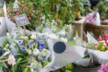 Güzel buket çiçek dükkanında. çiçekçide çalışan açık. çiçek tasarım Studio, Yardımcısı süslemeleri ve düzenlemeler yapma