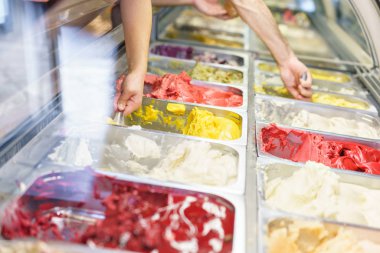 Roma, İtalya çeşitli dondurma tatlar. İtalyan gelateria. Kafe vitrin üzerinde renkli gelato ürün yelpazesine.