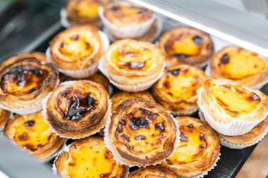 Satır yumurta tart, geleneksel Portekiz tatlı, pasteis de nata, kremalı tart. Lizbon, Portekiz sokaklarında Cafe