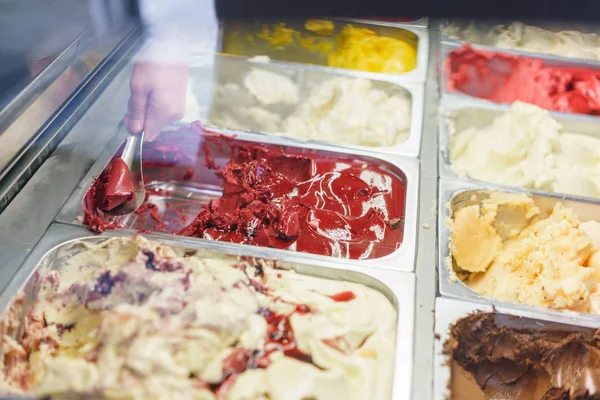 Roma, İtalya çeşitli dondurma tatlar. İtalyan gelateria. Kafe vitrin üzerinde renkli gelato ürün yelpazesine.