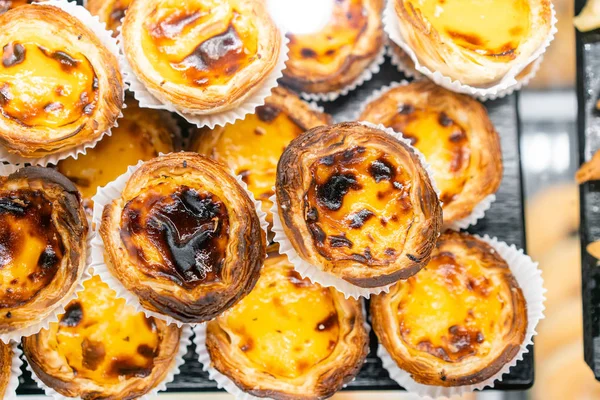 Satır yumurta tart, geleneksel Portekiz tatlı, pasteis de nata, kremalı tart. Lizbon, Portekiz sokaklarında Cafe