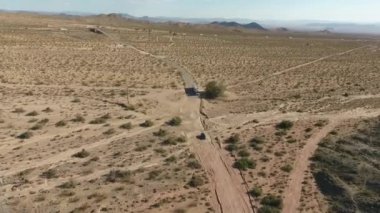 Uçuş monument Valley Utah - Hava uçak Arizona'da otomobil uzun otoban üzerinden. Ana sayfa görünümü dron görüntüleri uçan kuru ve bej Çölü üzerinde kuraklık manzara, küresel ısınma tehdit sonuçlandı