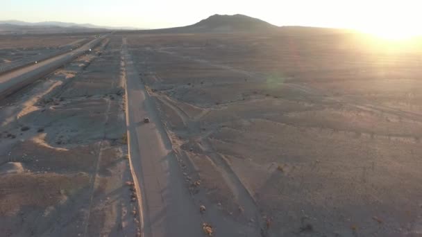 Vlucht boven lange weg in monument valley in Utah - Drone vanuit de lucht over auto's in Arizona. Top uitzicht drone beelden vliegen over droog en beige woestijn, droogte resulteerde landschap, opwarming van de aarde van bedreiging — Stockvideo