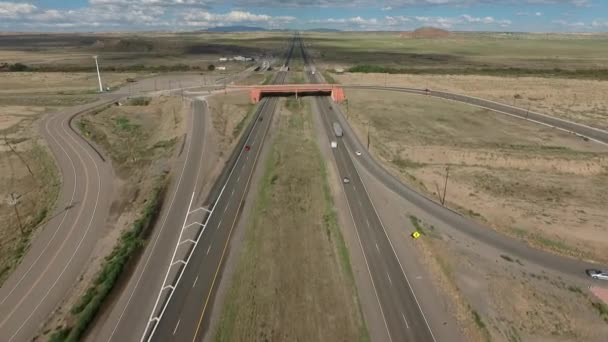 Let nad dlouhou dálnici v monument valley v Utahu - Drone antény přes auta v Arizoně. Top view dron záběry létání nad pouští suché a béžové, sucho vyústil krajiny, globální oteplování hrozba — Stock video