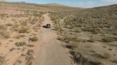 Uçuş monument Valley Utah - Hava uçak Arizona'da otomobil uzun otoban üzerinden. Ana sayfa görünümü dron görüntüleri uçan kuru ve bej Çölü üzerinde kuraklık manzara, küresel ısınma tehdit sonuçlandı