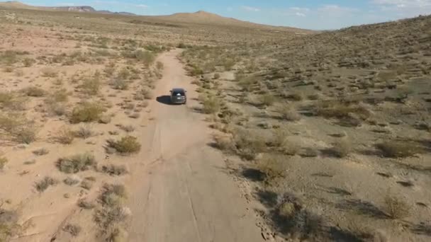 在犹他州的纪念碑谷飞越公路, 在亚利桑那州的汽车上空上空。顶部观看无人机镜头飞越干燥和米色沙漠, 干旱导致景观, 全球变暖的威胁 — 图库视频影像