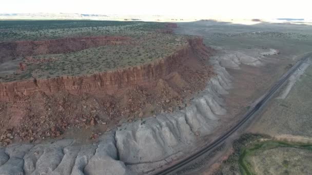 Vlucht boven lange weg in monument valley in Utah - Drone vanuit de lucht over auto's in Arizona. Top uitzicht drone beelden vliegen over droog en beige woestijn, droogte resulteerde landschap, opwarming van de aarde van bedreiging — Stockvideo