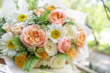 Güzel yaz buket. Mix çiçek aranjmanı. Bir çiçek grup tutan genç kız. Bir çiçekçi dükkanı kavramı. Katalog için içerik