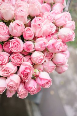 hafif pembe bush gül ahşap masa üzerinde Vazoda Çiçekler. Güzel yaz buket. Mix çiçek aranjmanı. Bir çiçekçi dükkanı kavramı. Katalog için içerik