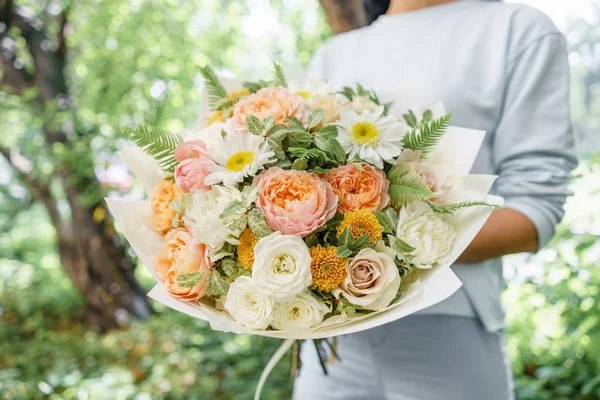 Hermoso ramo de verano. Arreglo con flores de mezcla. Jovencita sosteniendo un ramo de flores. El concepto de una floristería. Contenido del catálogo — Foto de Stock