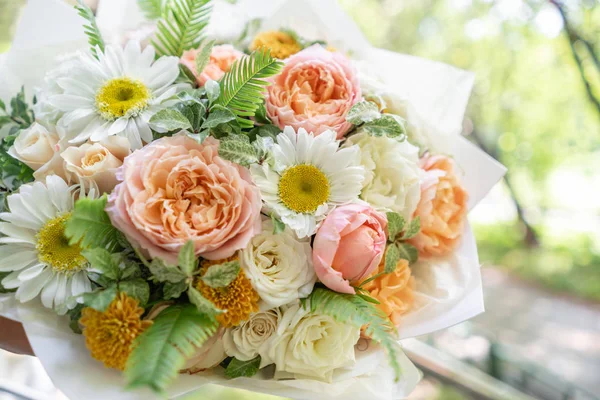 Güzel yaz buket. Mix çiçek aranjmanı. Bir çiçek grup tutan genç kız. Bir çiçekçi dükkanı kavramı. Katalog için içerik