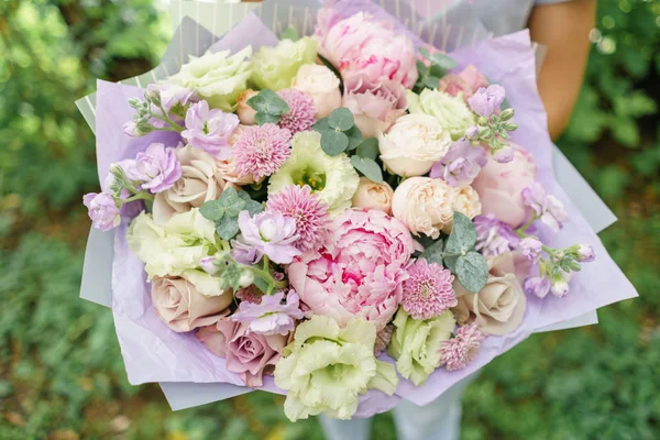 Beau bouquet d'été. Arrangement avec mélanger les fleurs. Jeune fille tenant un bouquet de fleurs avec pivoine. Le concept d'un fleuriste. Contenu pour le catalogue — Photo