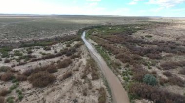 Uçuş monument Valley Utah - Hava uçak Arizona'da otomobil uzun otoban üzerinden. Ana sayfa görünümü dron görüntüleri uçan kuru ve bej Çölü üzerinde kuraklık manzara, küresel ısınma tehdit sonuçlandı