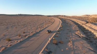 Uçuş monument Valley Utah - Hava uçak Arizona'da otomobil uzun otoban üzerinden. Ana sayfa görünümü dron görüntüleri uçan kuru ve bej Çölü üzerinde kuraklık manzara, küresel ısınma tehdit sonuçlandı