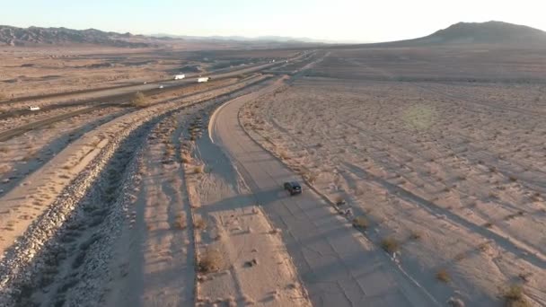 Vlucht boven lange weg in monument valley in Utah - Drone vanuit de lucht over auto's in Arizona. Top uitzicht drone beelden vliegen over droog en beige woestijn, droogte resulteerde landschap, opwarming van de aarde van bedreiging — Stockvideo