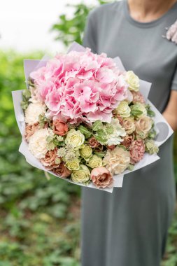 güzel bahar buket. Ortanca ve peonies çiçek aranjmanı. Renk pembe. Bir çiçekçi dükkanı, küçük bir aile şirketi kavramı