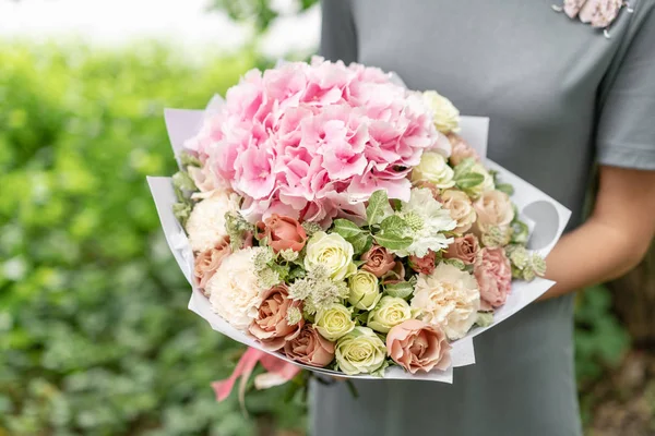 güzel bahar buket. Ortanca ve peonies çiçek aranjmanı. Renk pembe. Bir çiçekçi dükkanı, küçük bir aile şirketi kavramı