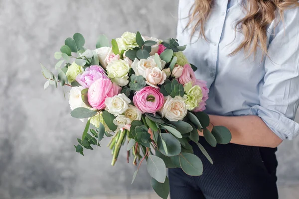 Close-up beautiful bouquet in Young Woman hands. florist creating beautiful bouquet in flower shop. Girl assistant or owner in floral design studio. — Stock Photo, Image