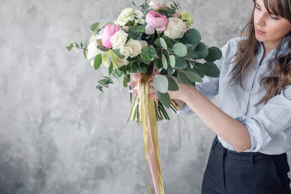yakın çekim güzel buket peonies ile kurdele ile süslenmiş. Çiçekçi Çiçek dükkanında güzel buket oluşturma. Kız yardımcısı veya sahibi çiçek tasarım Studio.