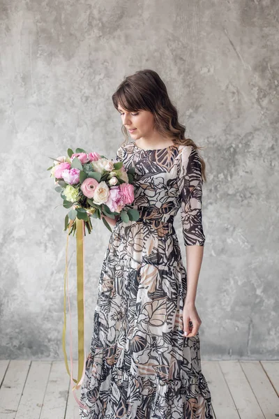 Uzun elbise genç güzel kız. Kız lüks yaz buket tutar. Kutlama veya çiçek dükkanı kavramı. — Stok fotoğraf