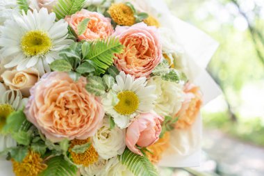 Güzel yaz buket. Mix çiçek aranjmanı. Bir çiçek grup tutan genç kız. Bir çiçekçi dükkanı kavramı. Katalog için içerik