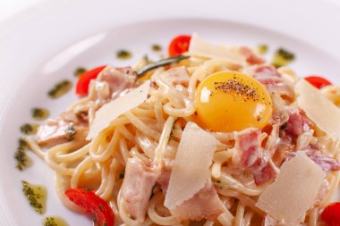Spagetti Carbonara. Parmesan, jambon ve yumurta sarısı ile beyaz tabakta İtalyan Makarna