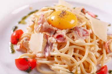 Spagetti Carbonara. Parmesan, jambon ve yumurta sarısı ile beyaz tabakta İtalyan Makarna
