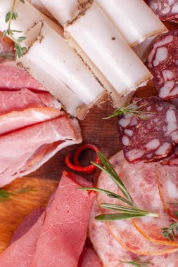 Soğuk et tabağı ile domuz eti, jambon, salam ahşap arka plan üzerinde füme. Hardal sosu ve sarımsak krem