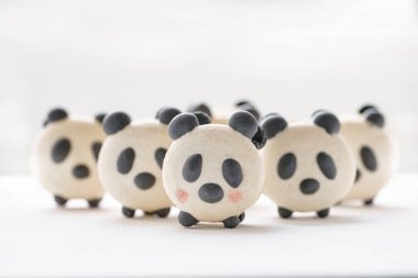 Panda şeklinde lezzetli badem tatlılar. Fransız macaron kurabiyeler. Sevimli tatlı küçük hayvanlar