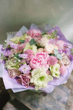 Güzel yaz buket. Mix çiçek aranjmanı. Çiçek grup şakayık ahşap tablo ile. Bir çiçekçi dükkanı kavramı. Katalog için içerik