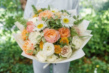 Güzel yaz buket. Mix çiçek aranjmanı. Bir çiçek grup tutan genç kız. Bir çiçekçi dükkanı kavramı. Katalog için içerik