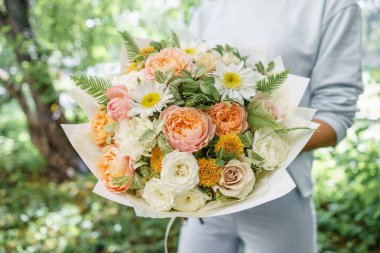 Güzel yaz buket. Mix çiçek aranjmanı. Bir çiçek grup tutan genç kız. Bir çiçekçi dükkanı kavramı. Katalog için içerik