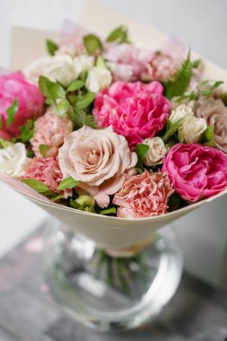 güzel yaz buket. çiçek aranjmanı peonies ile. Renk pembe. Bir çiçekçi dükkanı kavramı.