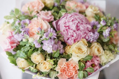 Güzel bahar buket. Mix çiçek aranjmanı. Bir çiçekçi dükkanı, küçük bir aile şirketi kavramı. Renk pembe ve Lila.