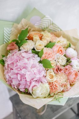 güzel bahar buket. Ortanca ve peonies çiçek aranjmanı. Renk pembe. Bir çiçekçi dükkanı, küçük bir aile şirketi kavramı